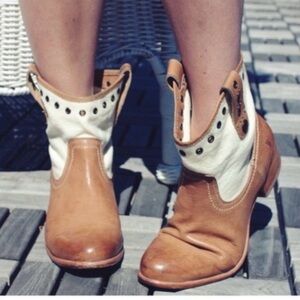 Sz 7.5 Frye Amelia Grommet Brown and Cream Ankle short Boots cowboy western